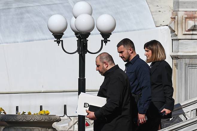 2일(현지시간) 루스템 우메로우 우크라이나 국방장관 등 우크라이나 협상 대표단이 튀르키예 이스탄불에서 열린 2차 휴전 협상이 끝난 후 떠나고 있다. 타스연합뉴스