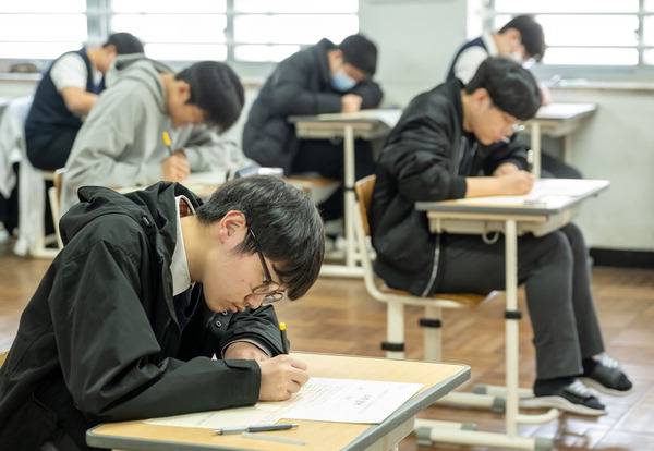 2026학년도 대학수학능력시험(수능) 3월 모의평가가 치러진 지난 3월 26일 부산 동구 부산고에서 3학년 수험생들이 시험을 치르고 있다. 국제신문DB