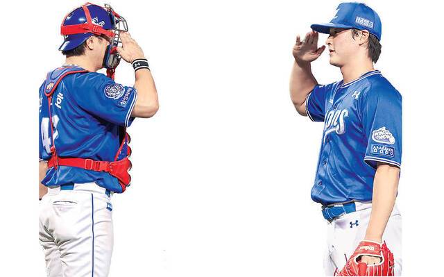 삼성 라이온즈 마무리 투수 이호성(오른쪽)이 1일 서울 잠실구장에서 열린 LG 트윈스와의 2025 프로야구 KBO리그 경기에서 승리를 확정한 뒤 포수 강민호와 거수경례 세리머니를 하고 있다. 삼성은 이날 승리로 10년 만에 7연승을 달성했다. 연합뉴스