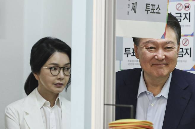 윤석열 전 대통령과 김건희 여사가 제21대 대통령 선거일인 3일 서울 서초구 원명초등학교에 마련된 서초4동제3투표소에서 투표하기 위해 줄을 서고 있다.연합뉴스