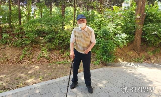 3일 오전 인천 부평구 부광고등학교에서 김인영씨(76)가 투표를 마친 뒤 걸어나오고 있다. 황남건기자