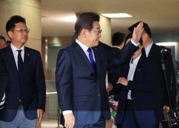 제21대 대통령 선거에서 당선이 확실시되는 더불어민주당 이재명 후보가 3일 밤 인천 계양구 자택을 나서며 주민과 지지자들을 향해 인사하고 있다. 연합뉴스