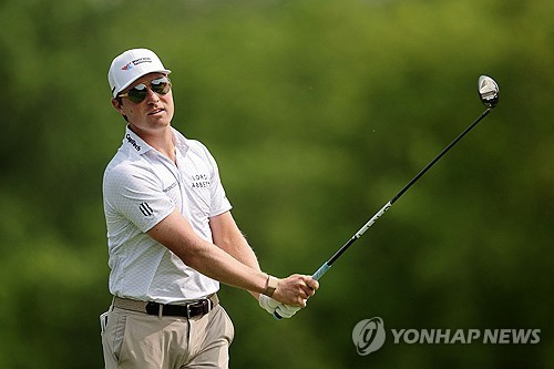 볼의 방향을 쫓는 벤 그리핀. / 사진=연합뉴스