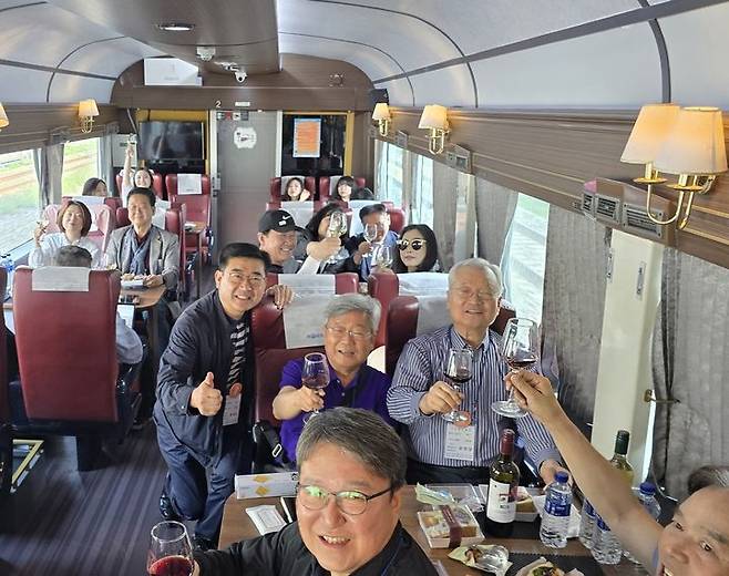 윤영달 회장(오른쪽 2번째 줄)이 영동국악와인열차에서 국악계 리더들과 팸투어를 진행하고 있다. (사진=크라운해태) 2025.05.27. *재판매 및 DB 금지