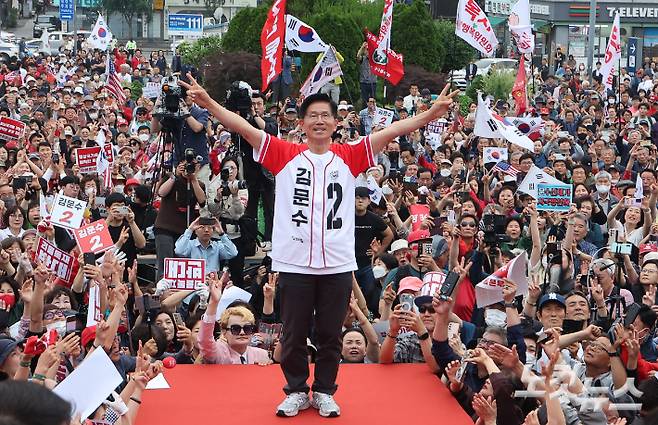 김문수 국민의힘 대선 후보가 2일 대전역 광장 유세에서 시민들에게 인사하고 있다. 윤창원 기자