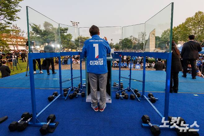 이재명 더불어민주당 후보가 30일 오후 충북 충주시 충주체육관 시계탑광장에서 열린 유세에서 주변을 둘러 싼 방탄 유리안에서 연설을 하고 있다. 충주=류영주 기자