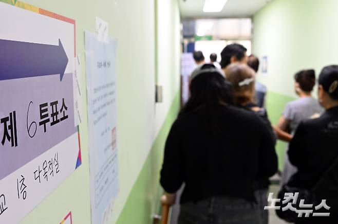 제21대 대통령선거 투표일인 3일 서울 영등구포의 한 투표소에서 유권자들이 투표를 위해 줄을 서 있다. 윤창원 기자