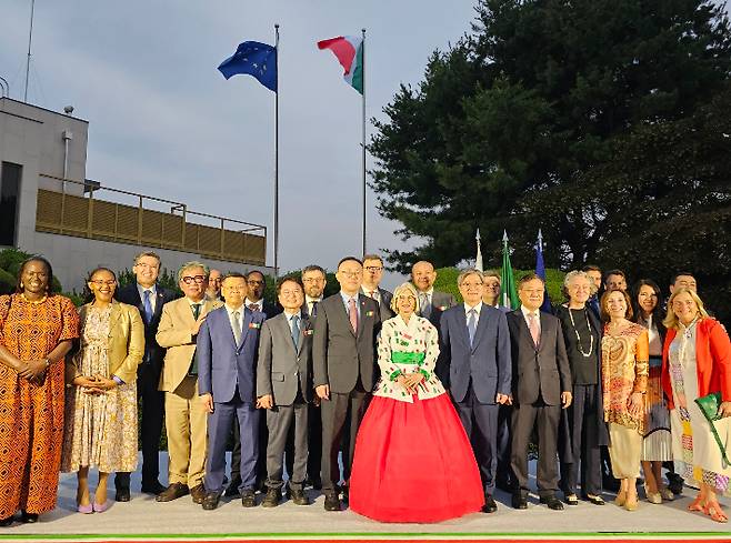육동한 춘천시장이 지난 2일 서울 주한 이탈리아 대사관저에서 열린 '이탈리아공화국 선포일 기념행사'에 참석했다. 춘천시 제공