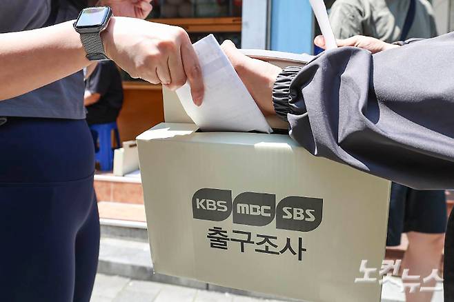 제21대 대통령 선거일인 3일 서울 성동구 금호2.3가동 제1투표소에서 유권자들이 투표를 마친 뒤 출구조사에 응하고 있다. 황진환 기자