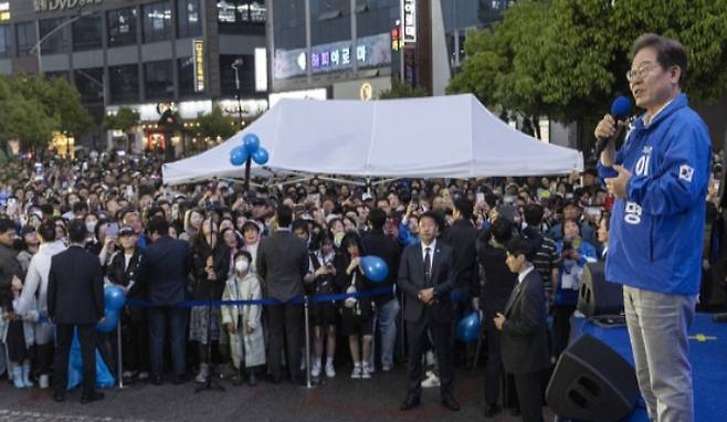 더불어민주당 이재명 대선 후보가 지난달 15일 목포시 평화광장 원형상가 앞에서 호남 발전의 청사진을 제시하며 지지를 호소하는 연설을 하고 있다. 연합뉴스