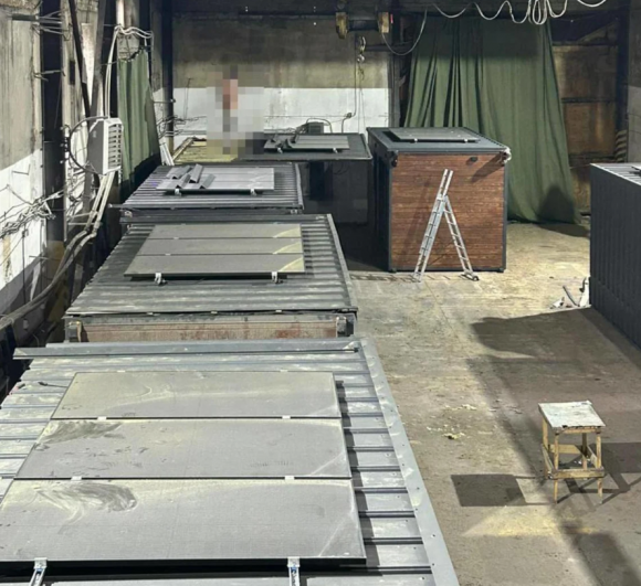 우크라이나가 이번 작전에 사용한 목재 창고. 나무 상자 안에 자폭 드론을 숨겨 러시아 본토 깊숙한 곳으로 보냈다. 우크라이나 보안국 제공