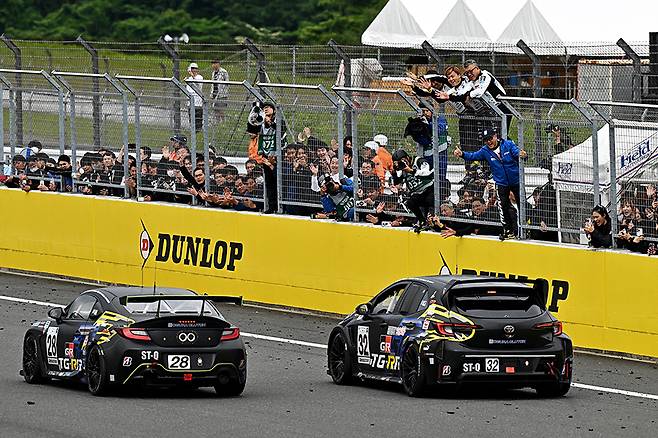 모리조가 그리드 월에 올라 경기를 마친 TGRR 선수들을 환영하고 있다. 사진: 김학수 기자