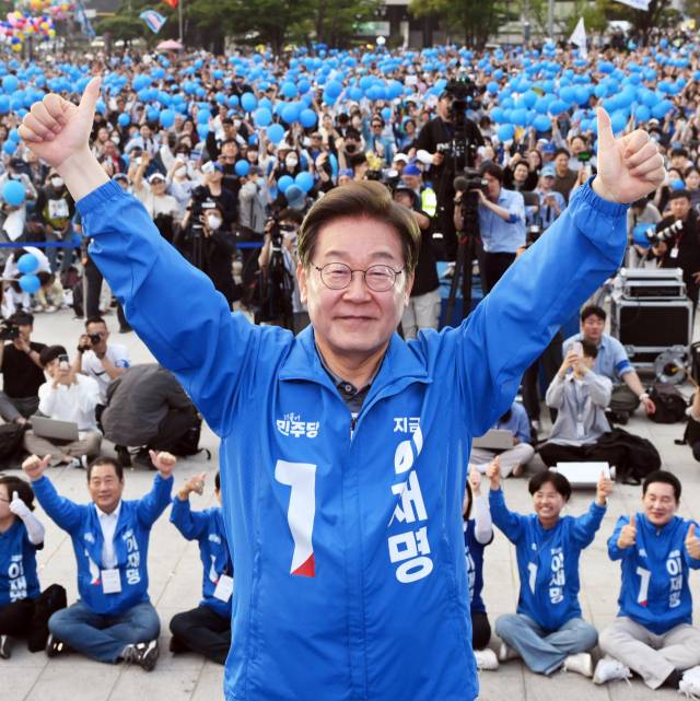 이재명 더불어민주당 대선 후보가 1일 부산 동구 부산역 광장에서 유권자들에게 지지를 호소하고 있다. 부산=오승현 기자