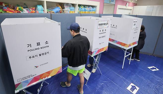 제21대 대통령 선거가 3일 전국 1만4295개 투표소에서 동시에 진행된 가운데 서울 마포구 도화동 장난감 대여점에 마련된 도화 제2투표소에서 유권자들이 소중한 한 표를 행사하고 있다. ⓒ시사저널 임준선