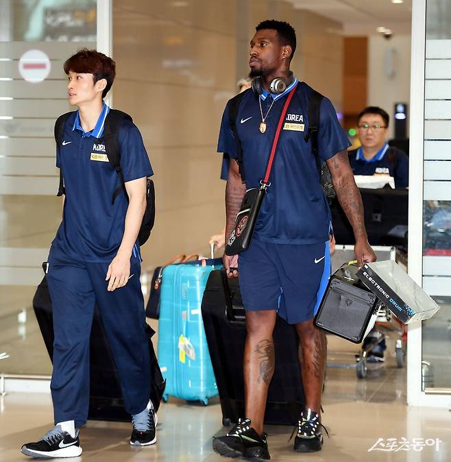 남자농구대표팀의 일원으로 활약한 라건아(오른쪽)와 절친한 이대성. 스포츠동아DB