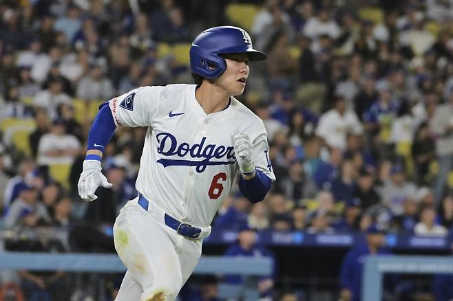 다저스 김혜성이 3일(한국시간) 다저스타디움에서 열린 ‘2025 메이저리그’ 메츠와 홈경기에서 9번타자 유격수로 선발 출전했다. 리그 최강 마무리 디아즈 상대 멀티히트를 기록하는 등 하위 타선에 활력을 불어넣었다. LA|AP뉴시스