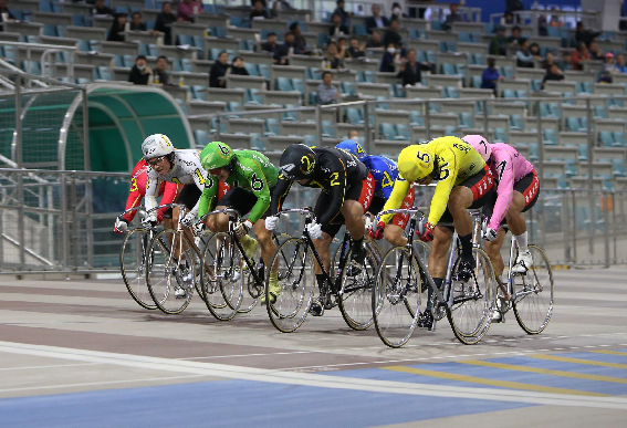 광명스피돔에서 선수들이 결승선을 앞두고 치열한 접전을 벌이고 있다.