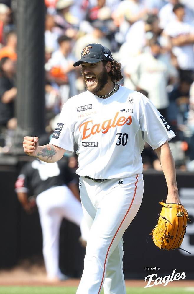 ▲ 한화 선발투수 폰세가 KT 타선을 무실점으로 막고 기뻐하는 장면이다. ⓒ한화 이글스