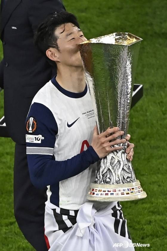 손흥민이 지난달 22일(한국시간) 스페인 빌바오의 산 마메스 경기장에서 열린 토트넘 대 맨유의 '2024~2025시즌 유럽축구연맹(UEFA) 유로파리그(UEL)' 결승전에서 우승한 뒤 트로피에 입 맞추고 있다. /AFPBBNews=뉴스1