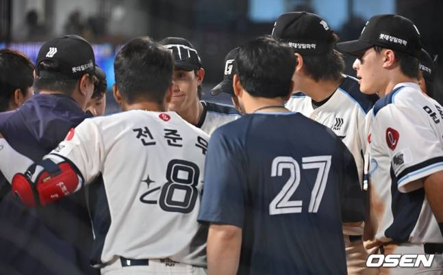 지난 1일 경기 도중 미팅을 갖고 있는 롯데 선수들.