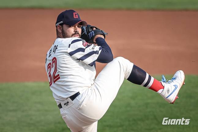 롯데 알렉 감보아가 3일 사직 키움전에서 투구하고 있다. /사진=롯데 자이언츠 제공