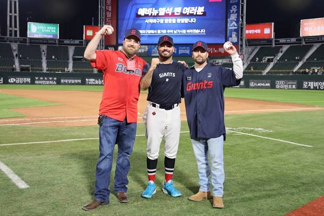 롯데 알렉 감보아(가운데)가 두 형과 기념촬영을 하고 있다. /사진=롯데 자이언츠 제공