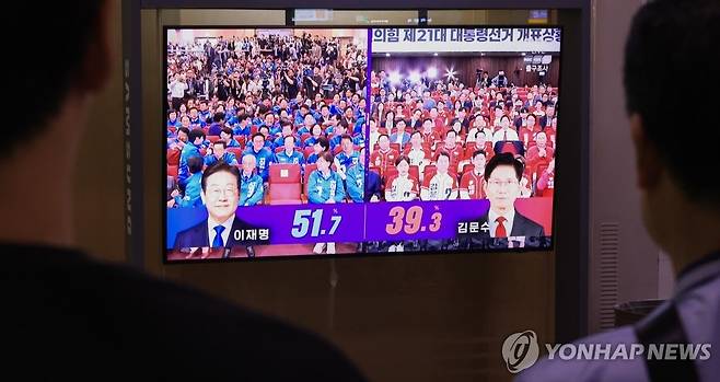 출구조사 발표 방송 지켜보는 시민들 (서울=연합뉴스) 최재구 기자 = 제21대 대통령선거가 치러진 3일 서울역 대합실에서 시민들이 TV를 통해 선거 출구조사 결과 발표 방송을 지켜보고 있다. 2025.6.3 jjaeck9@yna.co.kr