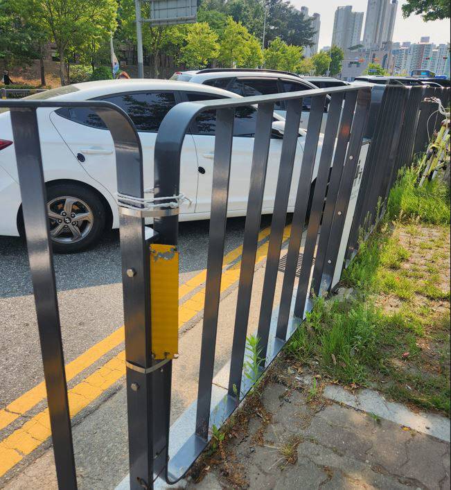 4일 서구 관저동 선암초 일대 어린이보호구역에 설치된 안전펜스 모습. A 업체가 설치한 지 2년 밖에 안됐지만, 심하게 흔들거리고 이음새가 벌어져 끈으로 고정한 모습 (사진=정바름 기자)