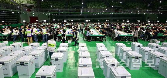 ▲ 3일 울산 남구 문수체육관에 마련된 제21대 대통령선거 개표소에 남구지역 각 투표소에서 도착한 투표함이 줄지어 있다.