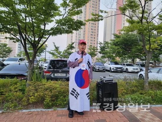 ▲ 개표소가 마련된 울산 동구 전하체육센터 앞에서 부정투표부패방지대(부방대)가 1인 시위를 하고 있다.