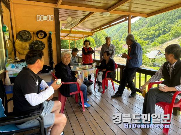 제21대 대통령 이재명 취임식이 열린 4일 오전, 경북 안동시 예안면 도촌리의 한 주택 마당에 마을 주민들이 모여 TV로 중계되는 취임식을 시청하고 있다. 이곳은 대통령 생가터 윗집으로, 주민들은 커피를 마시며 역사적인 순간을 함께 나눴다. 사진=유상현 기자