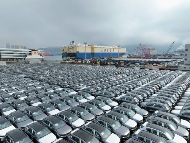 르노코리아 중형 SUV(스포츠유틸리티차량) ‘그랑 콜레오스’가 남미 수출을 위해 항구에서 선적을 기다리고 있는 모습. 르노코리아 제공