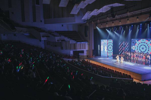 천마아트센터를 꽉 채운 관객.