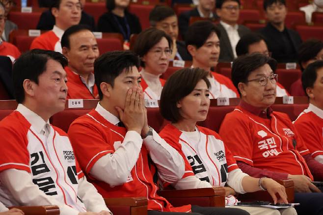 김용태 국민의힘 비상대책위원장, 권성동 원내대표, 안철수, 나경원 의원 등이 3일 서울 여의도 국회도서관에 마련된 국민의힘 제21대 대통령선거 개표상황실에서 방송사 출구조사 결과를 지켜보고 있다. (사진=공동취재)