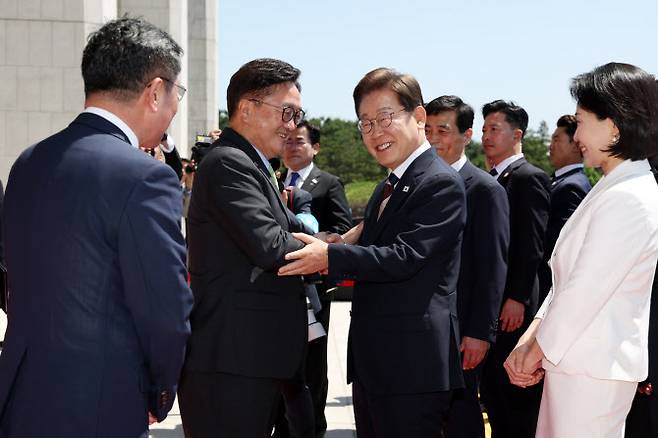 이재명 대통령이 취임 선서를 하기 위해 4일 오전 서울 여의도 국회에 들어서며 우원식 국회의장과 악수하고 있다.(사진=연합뉴스)