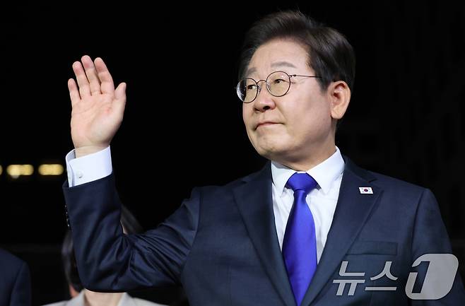 당선이 확실시된 이재명 더불어민주당 대통령 후보가 4일 서울 여의도 민주당사에 들어서며 손을 흔들고 있다. (공동취재) 2025.6.4/뉴스1 ⓒ News1 안은나 기자