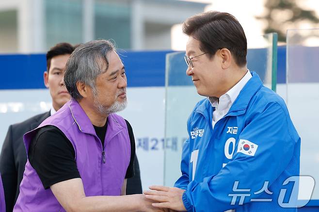 이정민 10.29 이태원 참사 유가족협의회 운영위원장과 이재명 대통령. 사진은 이 대통령이 대선후보 시절이던 지난달 29일 오후 서울 관악산으뜸공원에서 열린 유세에서 이 위원장과 악수를 나누고 있는 모습. 2025.5.29/뉴스1 ⓒ News1 안은나 기자