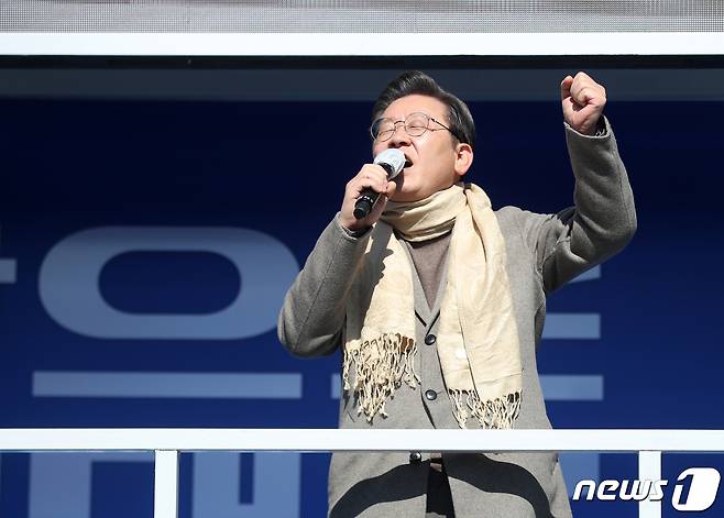 20대 대통령 선거 당시 이재명 더불어민주당 후보가 장인의 고향인 충북 충주시 산척면을 찾아 '울고 넘는 박달재'를 열창하고 있다.(자료사진)/뉴스1