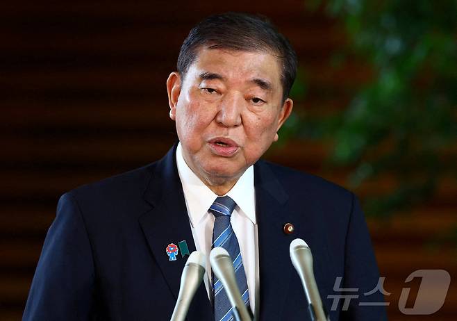 이시바 시게루 일본 총리가 2025년 5월 21일 도쿄 관저에서 신임 농림수산대신 고이즈미 신지로와 회의 후 기자회겨을 열고 있다. 2025.5.21 ⓒ 로이터=뉴스1 ⓒ News1 강민경 기자