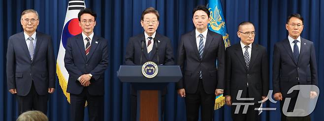 이재명 대통령이 4일 서울 용산구 대통령실 청사 브리핑룸에서 국무총리와 국정원장, 대통령 비서실장 등 인선발표를 하고 있다. 2025.6.4/뉴스1 ⓒ News1 허경 기자