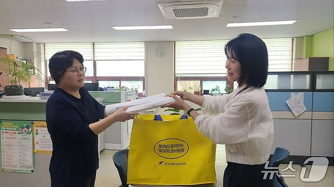 교육지원청 직원이 출장 중 문서를 학교에 전달하고 있다.(평택교육청 제공)