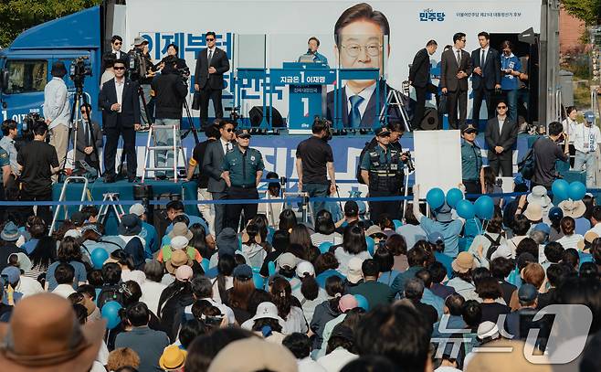 이재명 대통령이 지난달 30일 오후 강원 원주시 반곡동 원주행복마당에서 더불어민주당 후보 신분으로 시민들에게 지지를 호소한 모습. 2025.5.30/뉴스1 ⓒ News1 이재명 기자