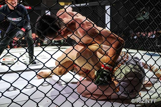 권용철이 미우라 코타에게 파운딩 공격을 퍼붓고 있다. 사진 | MAXFC