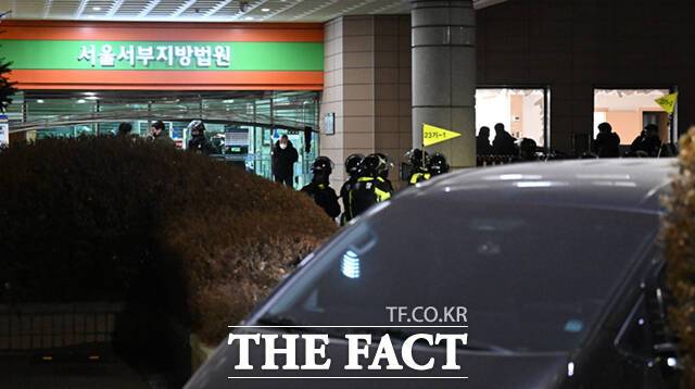 서울서부지법 형사합의11부(김우현 부장판사)는 고위공직자범죄수사처(공수처)의 차량을 저지해 특수공무집행방해, 특수감금 등 혐의로 구속 기소된 피고인 9명에 대한 공판기일을 진행했다. /이새롬 기자