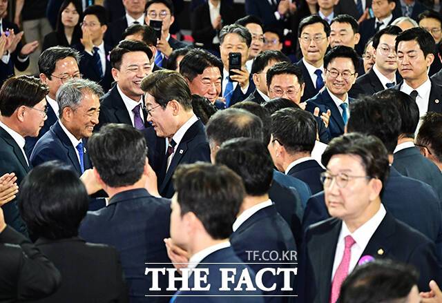 이재명 대통령에게 시선 돌리지 않는 권성동 국민의힘 원내대표.