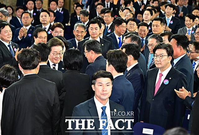 꿋꿋하게 정면만 응시하는 권성동 국민의힘 원내대표.