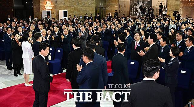 박수 치는 참석자들 사이에서 미동도 없는 권성동 국민의힘 원내대표.