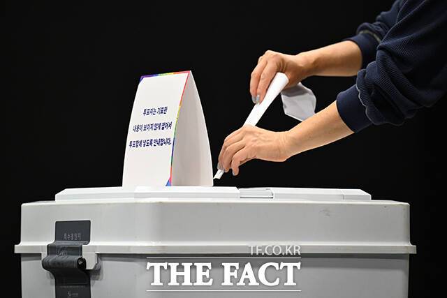 제21대 대통령선거가 끝난 가운데 전국에서 선거 관련 112신고가 총 1021건이 접수됐다. 유권자가 투표도 하기 전에 이미 투표가 됐다는 신고는 물론 투표용지를 촬영한 유권자, 투표방해 및 소란을 피우는 이들까지 다양한 내용으로 신고가 들어왔다. 사진은 지난 3일 오전 서울 용산구 기술교육원중부캠퍼스에 마련된 한남동 제3투표소를 찾은 시민들이 투표를 하고 있는 모습. /장윤석 기자