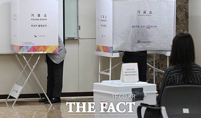 제21대 대통령선거가 끝난 가운데 전국에서 선거 관련 112신고가 총 1021건이 접수됐다. 유권자가 투표도 하기 전에 이미 투표가 됐다는 신고는 물론 투표용지를 촬영한 유권자, 투표방해 및 소란을 피우는 이들까지 다양한 내용으로 신고가 들어왔다. 사진은 제21대 대통령 선거 날인 3일 오전 서울 강남구 국민연금공단 서울남부지역본부에 마련된 논현1동 제3투표소를 찾은 시민이 투표를 하고 있는 모습. /박헌우 기자