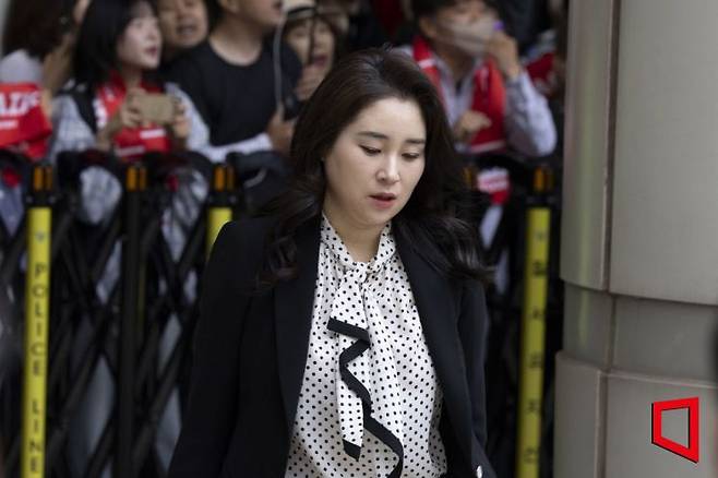 내란 우두머리 혐의, 직권남용 권리행사방해 혐의 사건으로 기소된 윤석열 전 대통령의 변호인단인 김계리 변호사가 19일 오전 서울 서초구 중앙지법 법정으로 들어가고 있다. 아시아경제